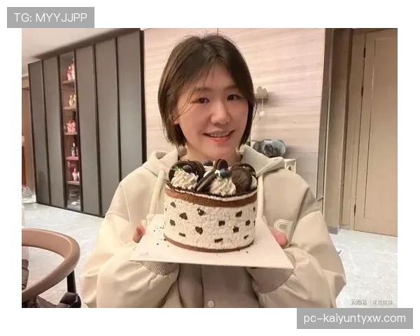 叶诗文训练完偷偷吃蛋糕被拍，这自律人设崩得我有点心疼